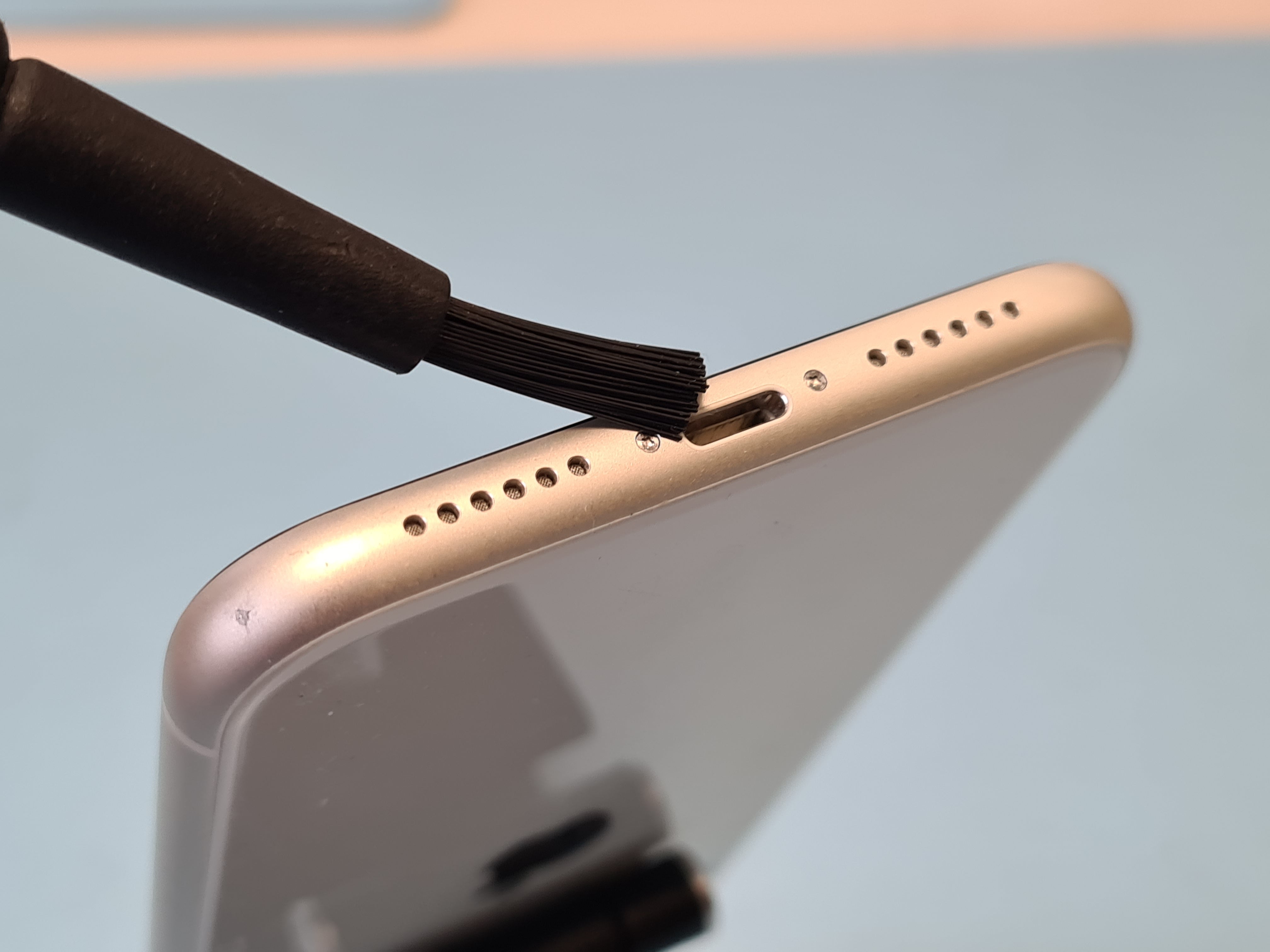 Laadt je telefoon niet goed op? Zo maak je je Lightning of USB-C poort schoon!